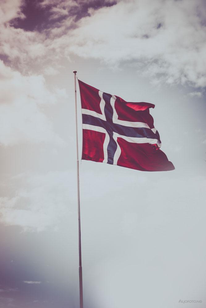 Flagget som vaier i vind - 17.mai