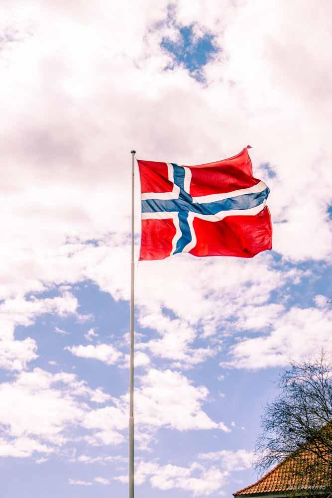 Norsk flagg i sol - 17.mai